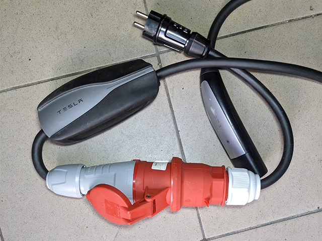 Переходник для зарядного кабеля Tesla Mobile Connector на 16А и 32А
