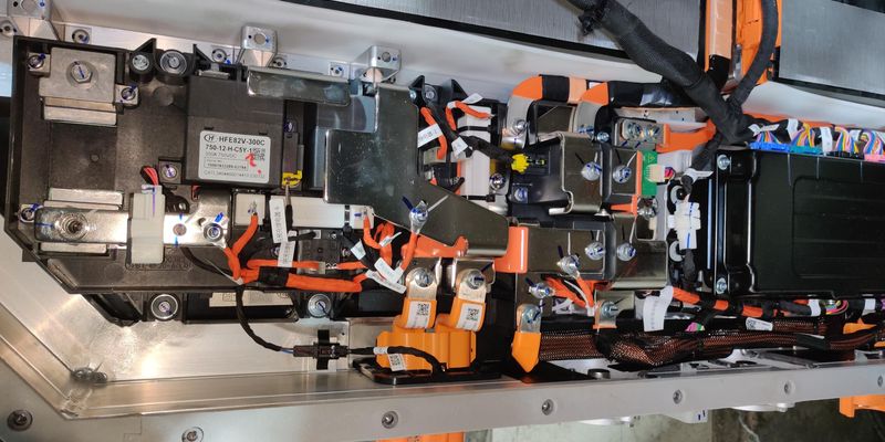 Замена контакторов батареи Zeekr 001