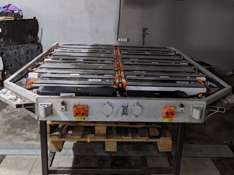 Ремонт батареи Zeekr 001